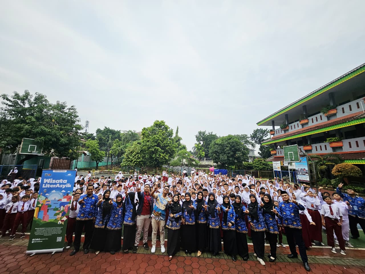 Wisata LiterAsyik Ke SDN Makasar 06